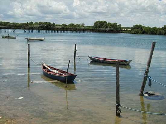 BARCOS DE PESCA NO RIO MIASABA E AO FUNDO A PONTE EM GUAMAR-FOTO:MOACIR REINALDO - GUAMAR - RN