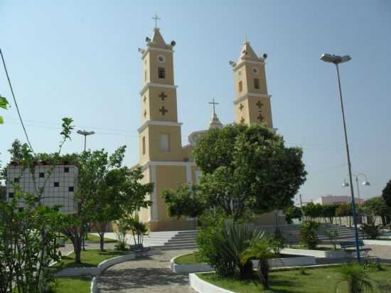 PRAA E IGREJA MATRIZ DE N. SRA. DOS AFLITOS-FOTO:CLIA DUTRA - JARDIM DE PIRANHAS - RN