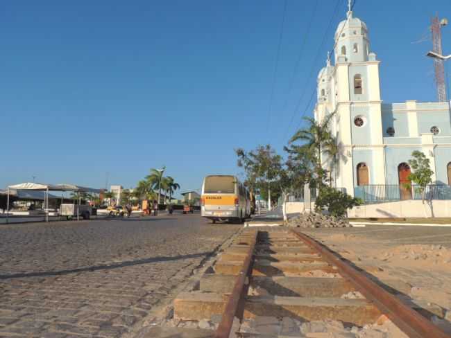 VISO DA IGREJA MATRIZ COM TRILHOS DA LINHA FRREA, POR COSME FERNANDES DE SOUZA - JOO CMARA - RN