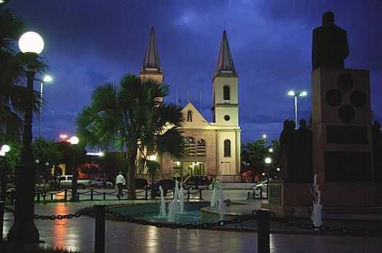 PRAA E IGREJA MATRIZ VISTA NOTURNA DE MOSSOR-FOTO:NIMRA MHAD - MOSSOR - RN