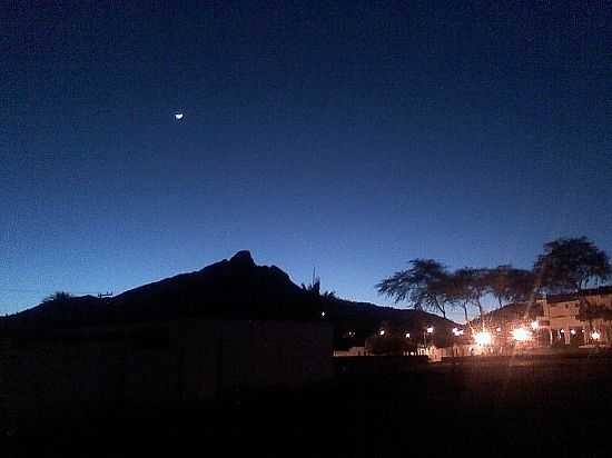 ITARANTIM-BA-ANOITECER NO CENTRO E A SERRA DAS TRS PONTAS AO FUNDO-FOTO:XAVERLOO - ITARANTIM - BA