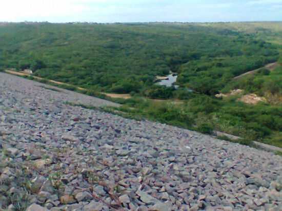 VISTA DA SAIDA DE AGUAS DAS TUBULAOES DA BARRAGEM POR DANIEL DA SILVA PINHEIRO - POO BRANCO - RN