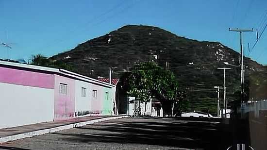 RUA DA CIDADE E AO FUNDO SERRA REDONDA EM RAFAEL GODEIRO-FOTO:DED DE Z LUCA - RAFAEL GODEIRO - RN