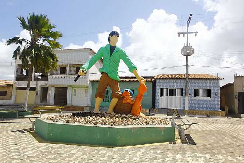 RIO DO FOGO-RN-MONUMENTO AO PESCADOR NA PRAA CENTRAL-FOTO:WILSON ALCARAS - RIO DO FOGO - RN