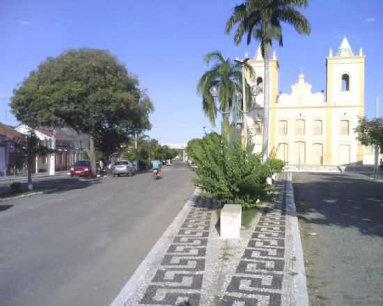 AVENIDA PRINCIPAL COM VISTA DA IGREJA MATRIZ DE SO JOO BATISTA-FOTO:GI & Z - SO JOO DO SABUGI - RN