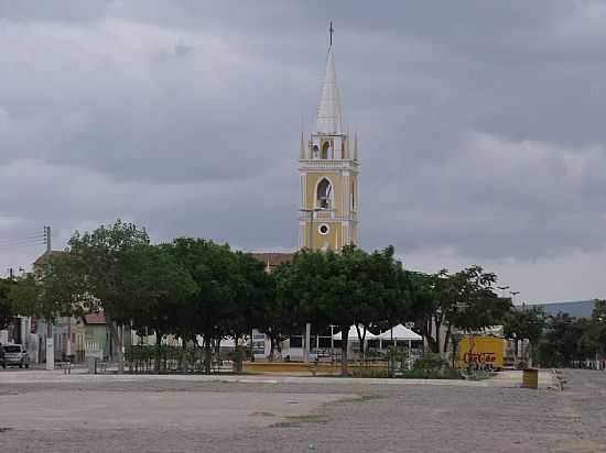 PRAA E A TORRE DA MATRIZ EM  SO TOM-RN-FOTO:IVANBERG - SO TOM - RN