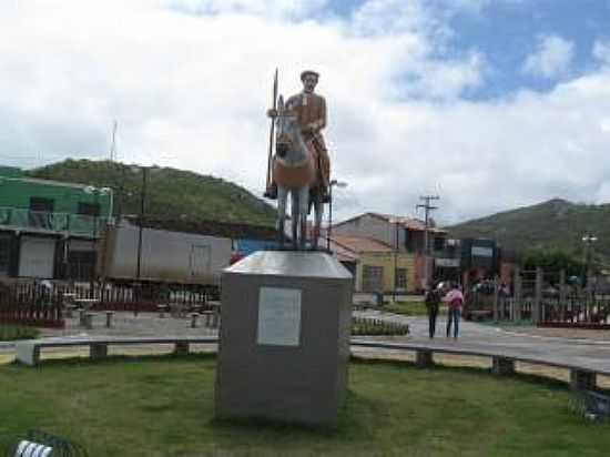 ITIBA-BA-MONUMENTO AO VAQUEIRO NA PRAA CENTRAL-FOTO:EVANDRO MATOS - ITIBA - BA