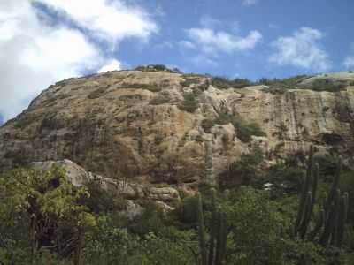 ESSA PEDRA POSSUI FORMAO CRISTALINA COM 285M DE ALTURA, 10 KM DE PROFUNDIDADE E 3000 KM., POR YURE SANTIAGO - SERRA CAIADA - RN