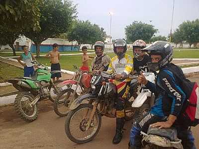 PRATICANTES DE VELOTERRA NA PRAA CENTRAL EM CANDEIAS DO JAMARI(MOAGEIROS MOTOR'S), POR MOAGEIRO - CANDEIAS DO JAMARI - RO