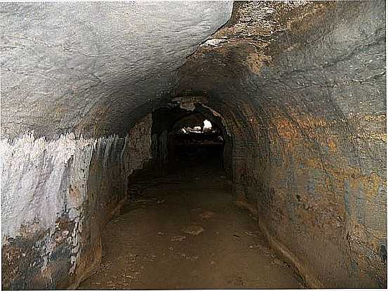 IUI-BA-ATALHO DE GALERIA DA GRUTA TOCA VALADA-FOTO:RAKPLEIADE - IUIU - BA