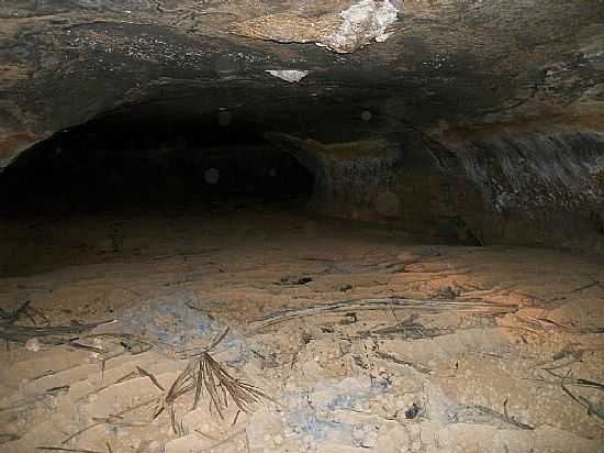 IUI-BA-ENTRADA DA GRUTA TOCA VALADA-FOTO:RAKPLEIADE - IUIU - BA