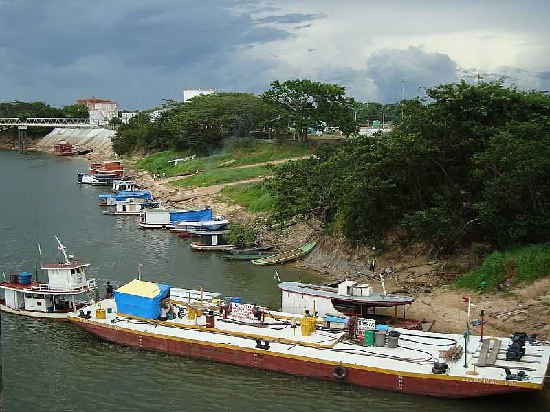 CARACARA-RR-BARCOS E BALSA NO PORTO-FOTO:JEAV  - CARACARA - RR