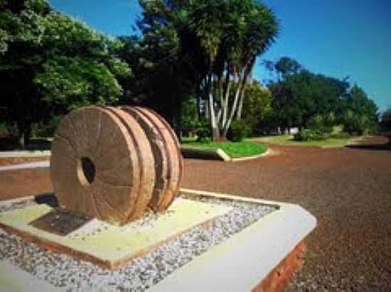 MONUMENTO NA PRAA CENTRAL DE ALEGRIA-FOTO:DIOGO RADONS - ALEGRIA - RS