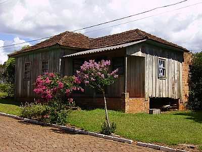 CASA ANTIGA-FOTO:CLAUDEMIR VANCETA - ALTO ALEGRE - RS