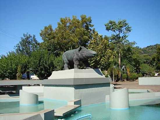 MONUMENTO NA PRAA EM ANTA GORDA-RS-FOTO:EDILSON V BENVENUTTI - ANTA GORDA - RS