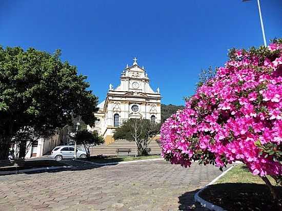 ANTNIO PRADO-RS-AZALIA NA PRAA GARIBALDI E MATRIZ DO SAGRADO CORAO DE JESUS-FOTO:SIDNEI RECCO - ANTNIO PRADO - RS