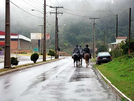 CAVALEIROS EM DIA CHUVOSO DE BARO-RS-FOTO:EDILSON V BENVENUTTI - BARO - RS