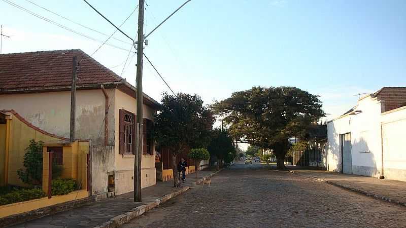 BARRA DO RIBEIRO-RS-RUA DA CIDADE-FOTO:HENRIQUE DE BORBA - BARRA DO RIBEIRO - RS