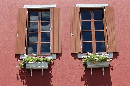 DETALHE NA JANELA DA VINCOLA DOM LAURINDO EM BENTO GONALVES-RS-FOTO:ROMO - BENTO GONALVES - RS