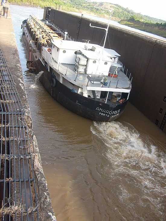 BOM RETIRO DO SUL-RS-BARCO PASSANDO PELA ECLUSA-FOTO:JOSIAS PORCIUNCULA OBES  - BOM RETIRO DO SUL - RS