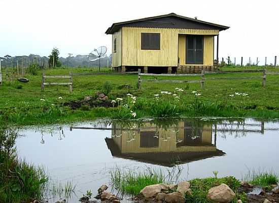 A CASA E O LAGO EM CAMBAR DO SUL-RS-FOTO:ANDR BONACIN - CAMBAR DO SUL - RS