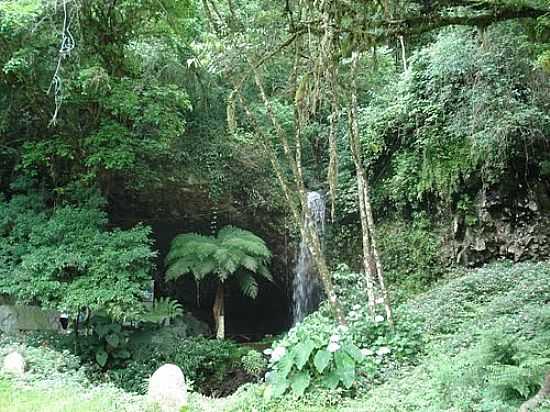 GRUTA E CACHOEIRA EM CAMPO BRANCO-FOTO:GIONATANNICOLINI - CAMPO BRANCO - RS