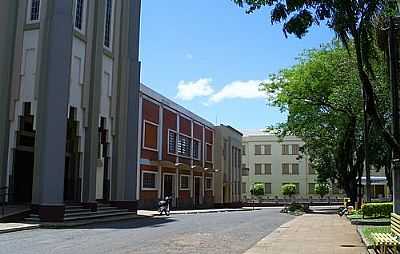 IGREJA E PRAA CENTRAL-DARLAN CORRAL - CARAZINHO - RS