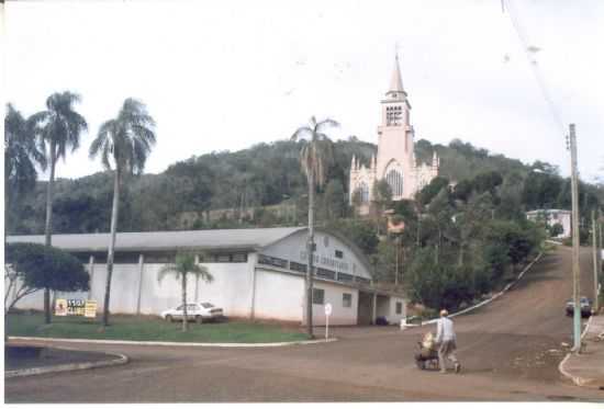 CENTRO COMUNITRIO E A MAJESTOSA IGREJA DE CARLOS GOMES, POR PEDRO MARTIM KOKUSZKA - CARLOS GOMES - RS