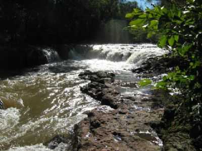 CASCATA NO RIACHO ENCANTADO - CERRO LARGO - RS, POR RICARDO PERIM - CERRO LARGO - RS