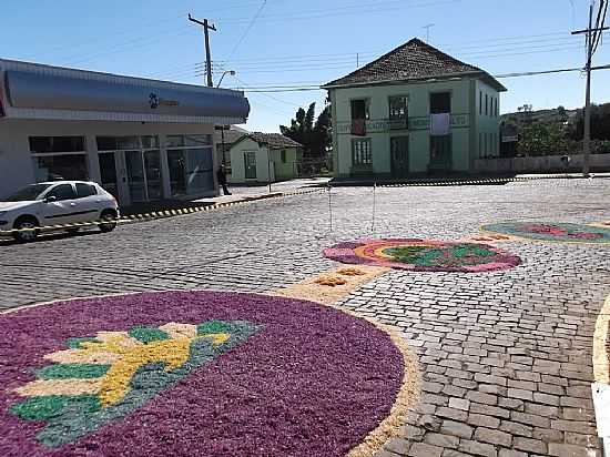 COTIPOR-RS-RUAS ENFEITADAS NA FESTA DE CORPUS CRISTI-FOTO:ADAO WONS  - COTIPOR - RS