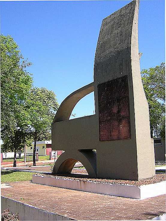 CRISSIUMAL-RS-MONUMENTO NA PRAA CENTRAL-FOTO:FBIO MARCELO BREUNI - CRISSIUMAL - RS
