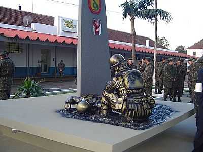 MONUMENTO AOS MORTOS DA 2GUERRA MUNDIAL-ARTEMIO BUENO ROSA JR - CRUZ ALTA - RS