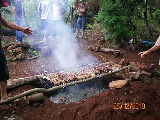 CHURRASCO NA COVA EM CRUZALTENSE-RS-FOTO:ELTONSTRADA - CRUZALTENSE - RS