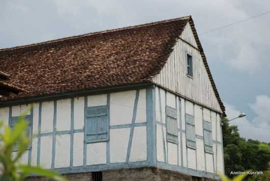 CASA ENXAIMEL NA ROTA COLONIAL DE DOIS IRMOS, POR ANELISE KUNRATH - DOIS IRMOS - RS