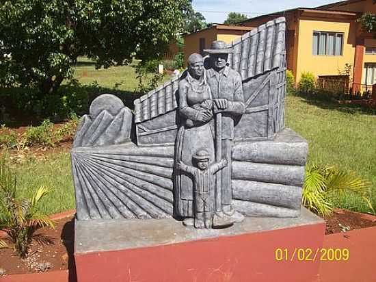 MONUMENTO EM HOMENAGEM  ROQUE GONZALES EM DONA OTLIA-FOTO:JBERWALDT - DONA OTLIA - RS