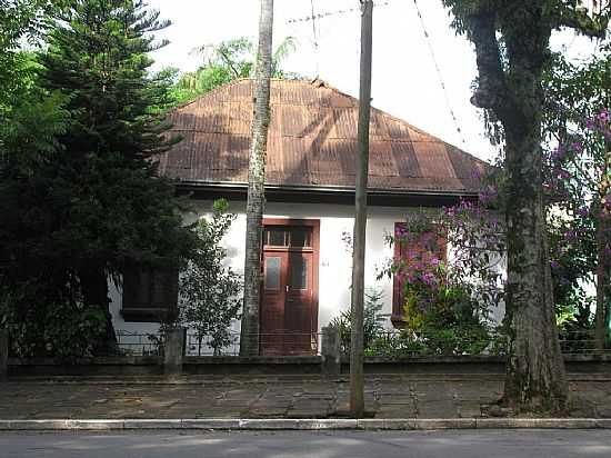 FELIZ-RS-CASA COLONIAL COM TELHADO DE ZINCO-FOTO:RENE HASS - FELIZ - RS