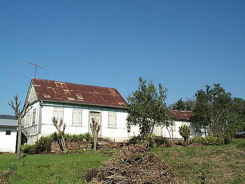 FELIZ-RS-CASA NA LOCALIDADE DE ESCADINHAS-FOTO:WWW.TERRACAMS.COM.BR - FELIZ - RS