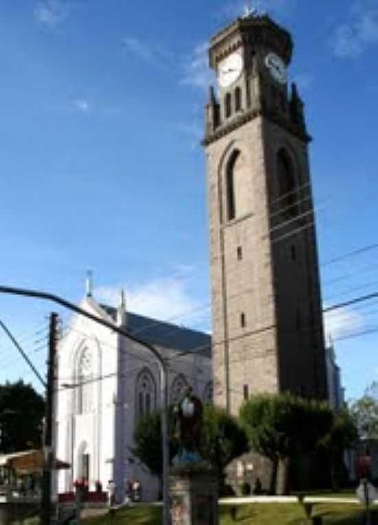 IGREJA DE N.SRA.DE LOURDES E TORRE DE PEDRA EM FLORES DA CUNHA-FOTO:MICA CHEMELLO - FLORES DA CUNHA - RS