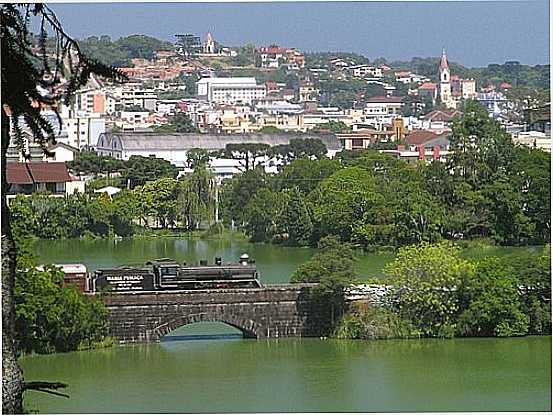 MARIA FUMAA E AO FUNDO A CIDADE DE GARIBALDI-FOTO:E J ZORRER - GARIBALDI - RS