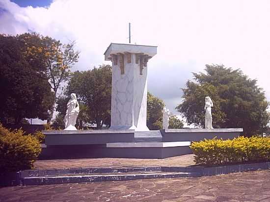 MONUMENTO EM PRAA DE GARIBALDI-RS-FOTO:JULI_MPOTTER - GARIBALDI - RS