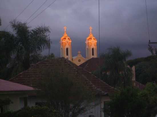 RAIOS SOLARES NAS TORRES DA IGREJA MATRIZ, POR GILMAR CARELLI - GAURAMA - RS