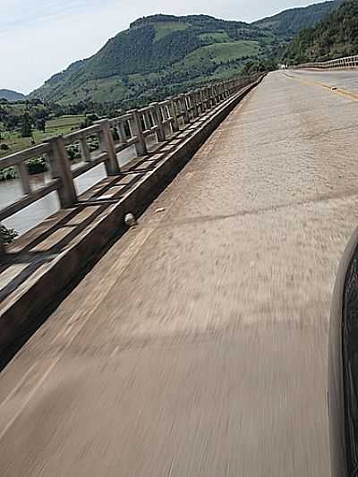 PONTE SOBRE O RIO URUGUAI-FOTO:ALECSANDER DE CAMPOS  - GOIO-EN - RS