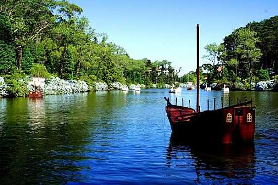 GRAMADO-RS-CARAVELA NO LAGO NEGRO-FOTO:ERNANDES C SANTOS  - GRAMADO - RS