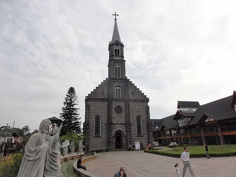 GRAMADO-RS-OS DOZE APSTOLOS JUNTO  MATRIZ DE SO PEDRO-FOTO:PAULO YUJI TAKARADA - GRAMADO - RS