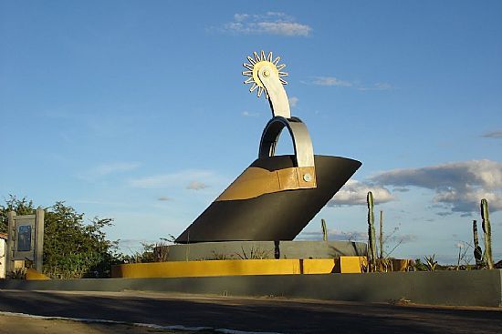 LAGOA REAL-BA-MONUMENTO AO VAQUEIRO-FOTO:LEOCARDOSOLOBO - LAGOA REAL - BA