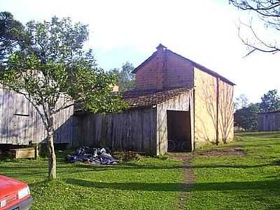 GALPO E FORNO DE FUMO-FOTO:GENOIR C LIMA  - LAGOA BONITA DO SUL - RS