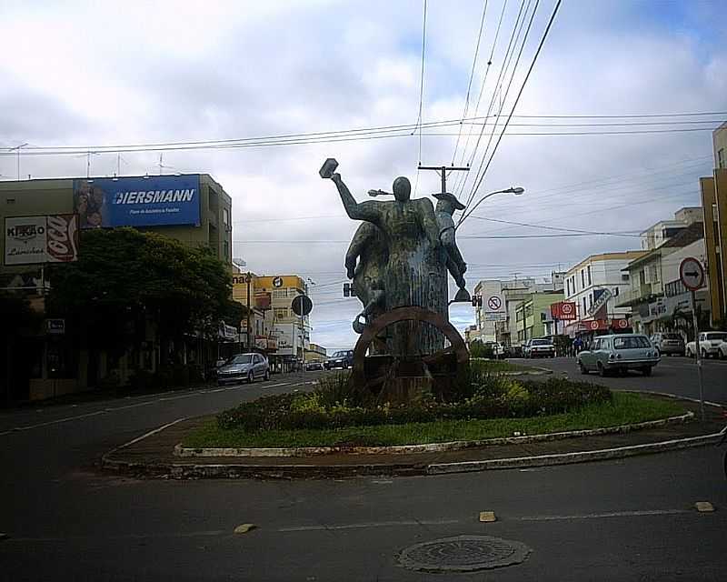 MONUMENTO AO TRABALHADOR, LAJEADO RS - POR UBIRAJARA BUDDIN CRUZ - LAJEADO - RS