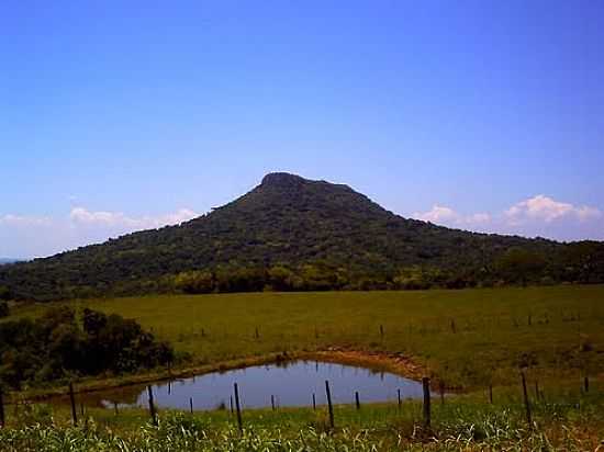 CERRO LORETO VISTO DA RODOVIA-FOTO:RENAN DIAS BANDEIRA - LORETO - RS