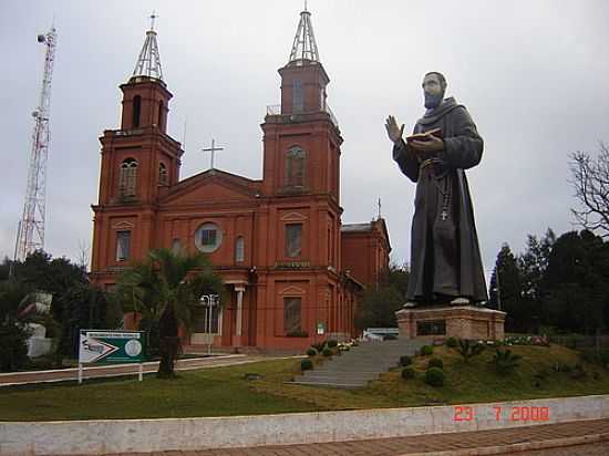 IGREJA MATRIZ DE N.SRA.DO ROSRIO E MONUMENTO DE FREI TEFILO EM MACHADINHO-FOTO:LEVI VLADIMIR BOTH - MACHADINHO - RS