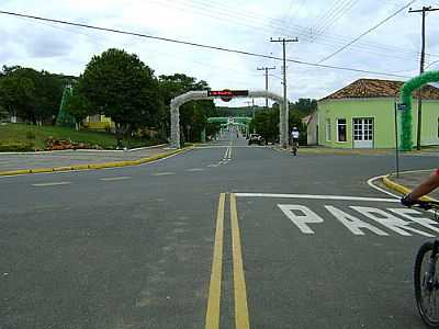 RUA DA CIDADE-FOTO:ARCHIMEDES (MEDI) - MARIANA PIMENTEL - RS